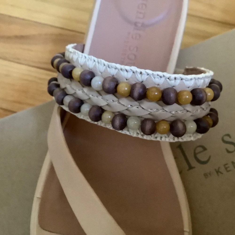 Gentle Souls Lentini Beaded Toe Loop Sandal Tan Leather SZ 9